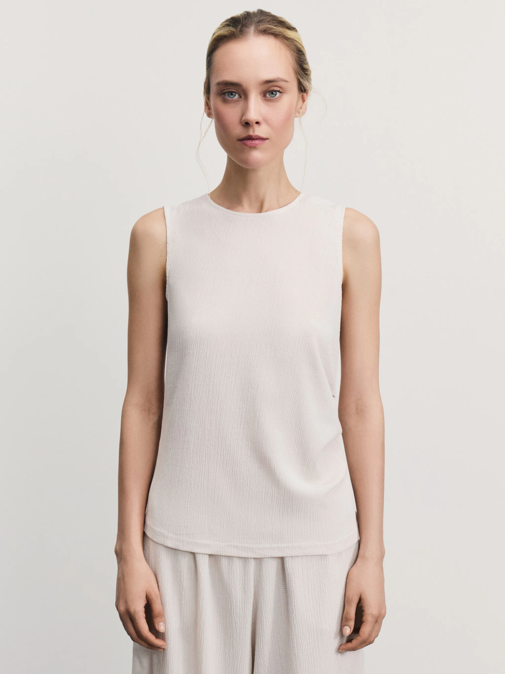 Топ из фактурной ткани с декоративной сборкой / Zarina  фото 3