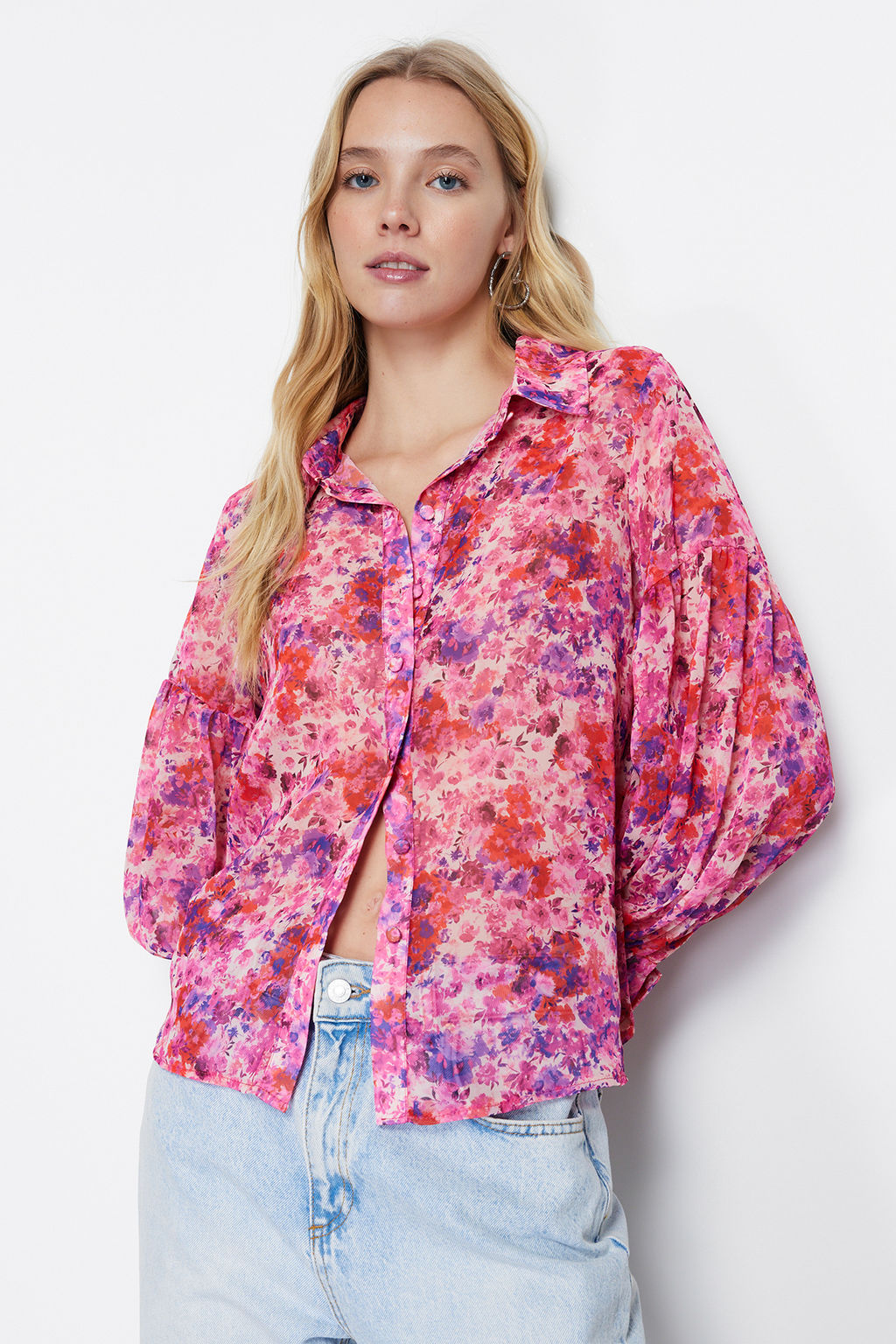 Pembe Balon Kol Cicek Desenli Sifon Kumas Oversize Genis Kal?p Dokuma Gomlek TWOSS24GO00003