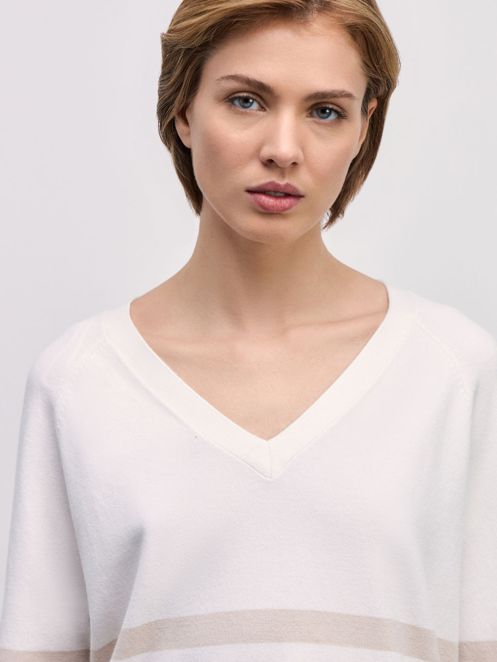 Базовый джемпер с треугольным вырезом / Zarina  фото 6