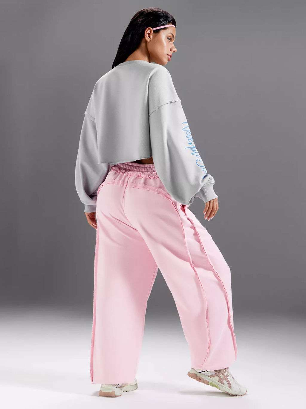 Укороченный свитшот объёмного кроя