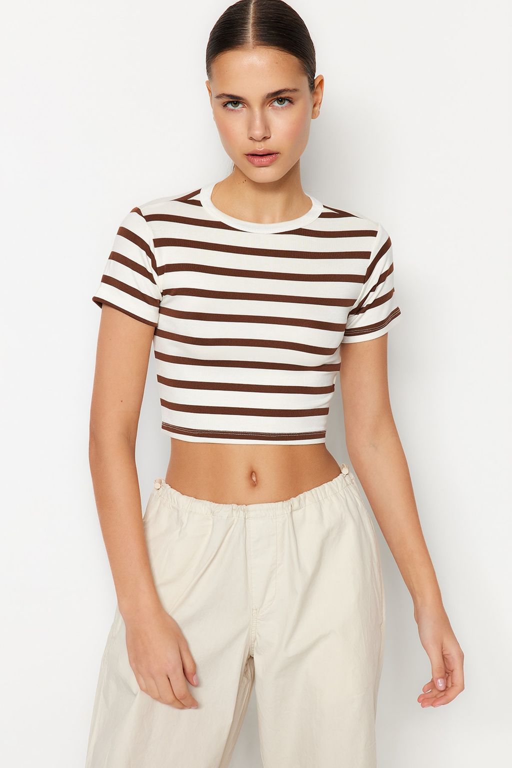 Trendyolmilla Premium Tas Ekru Cizgili Viskoz/Yumusak Kumas Crop Bisiklet Yaka Esnek Orme Bluz TWOSS23BZ00198 фото 30