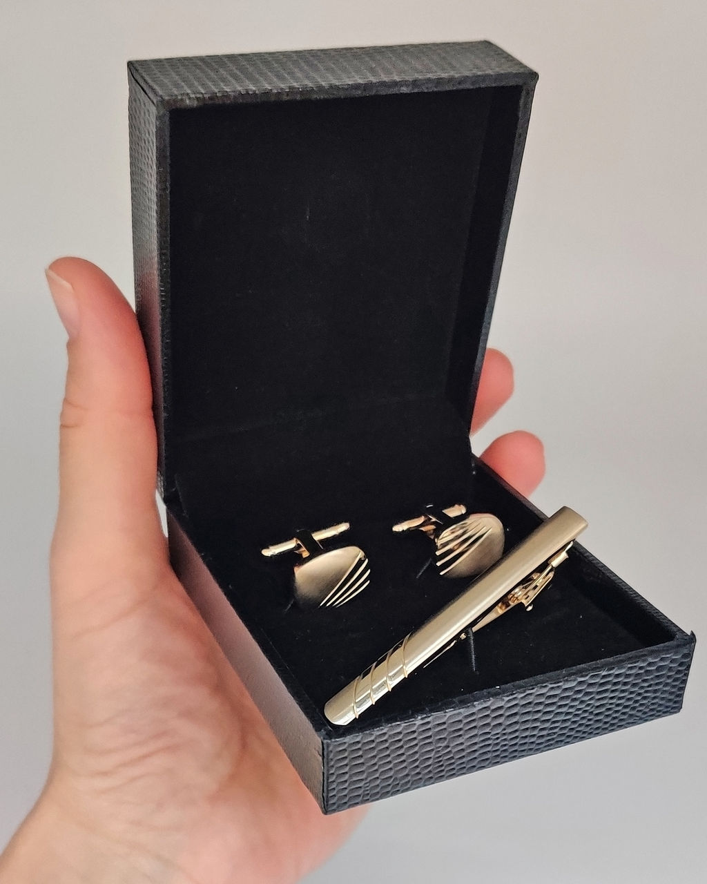 Набор запонок и зажима для галстука в футляре