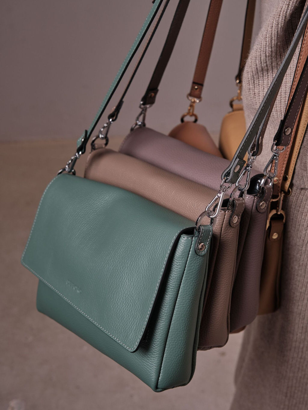 Сумка кожаная на плечо Deboro 30181 тауп