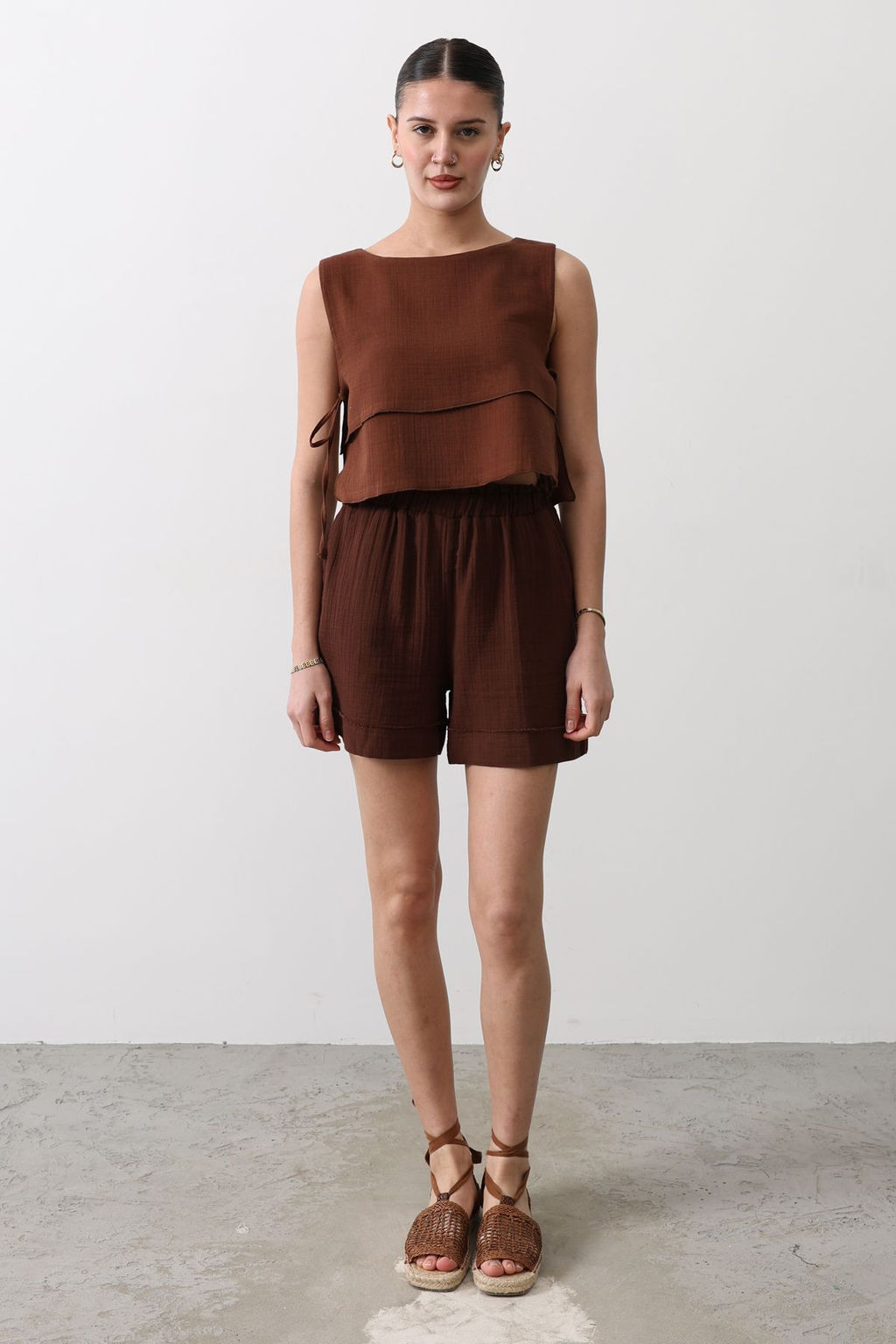 Trendyolmilla Kahverengi Bisiklet Yaka Yandan Baglama Detayl? Crop Dokuma Bluz TWOSS25BZ00166