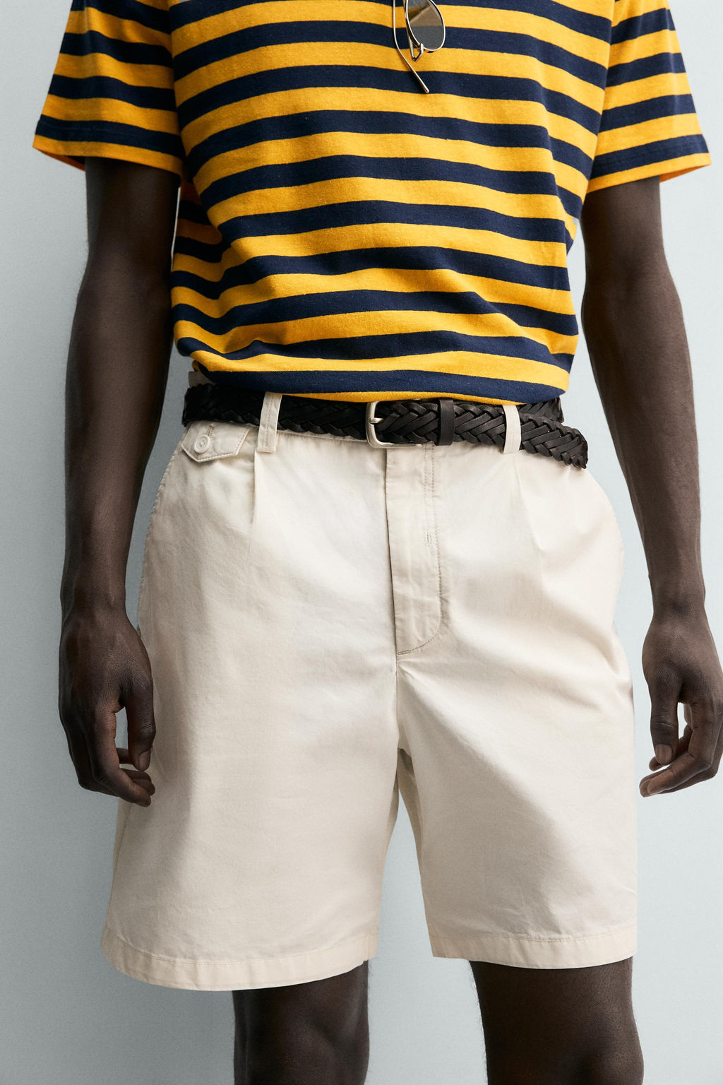 BERMUDA REGULAR FIT PLIEGUES / Blanco roto