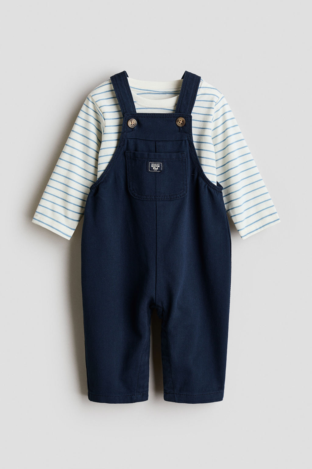 Conjunto de peto y camiseta