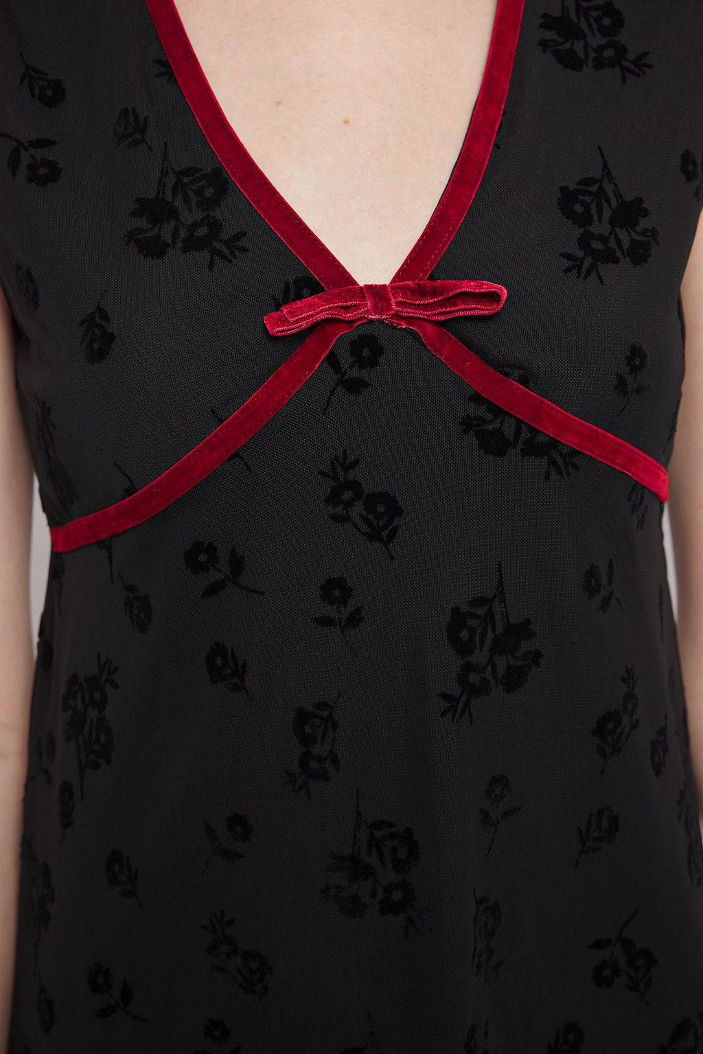 Siyah Flok Bask?l? Tul Kontrast Biye Detayl? Mini Esnek Orme Elbise TWOSS25EL00469 - Trendyolmilla фото 3