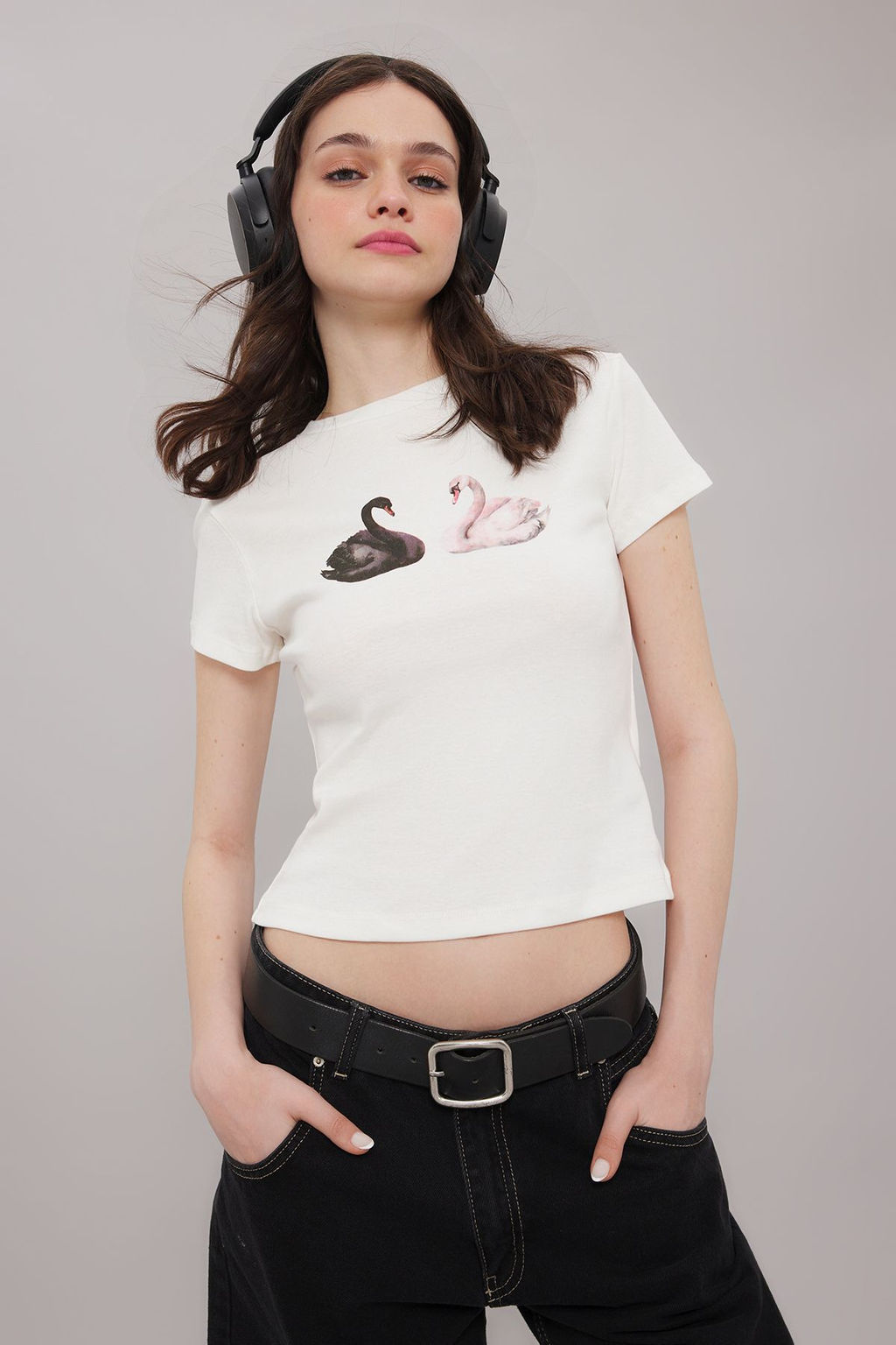 Ekru Kugu Bask?l? Fitted/Vucuda Oturan Orme T-Shirt TWOSS25TS00095