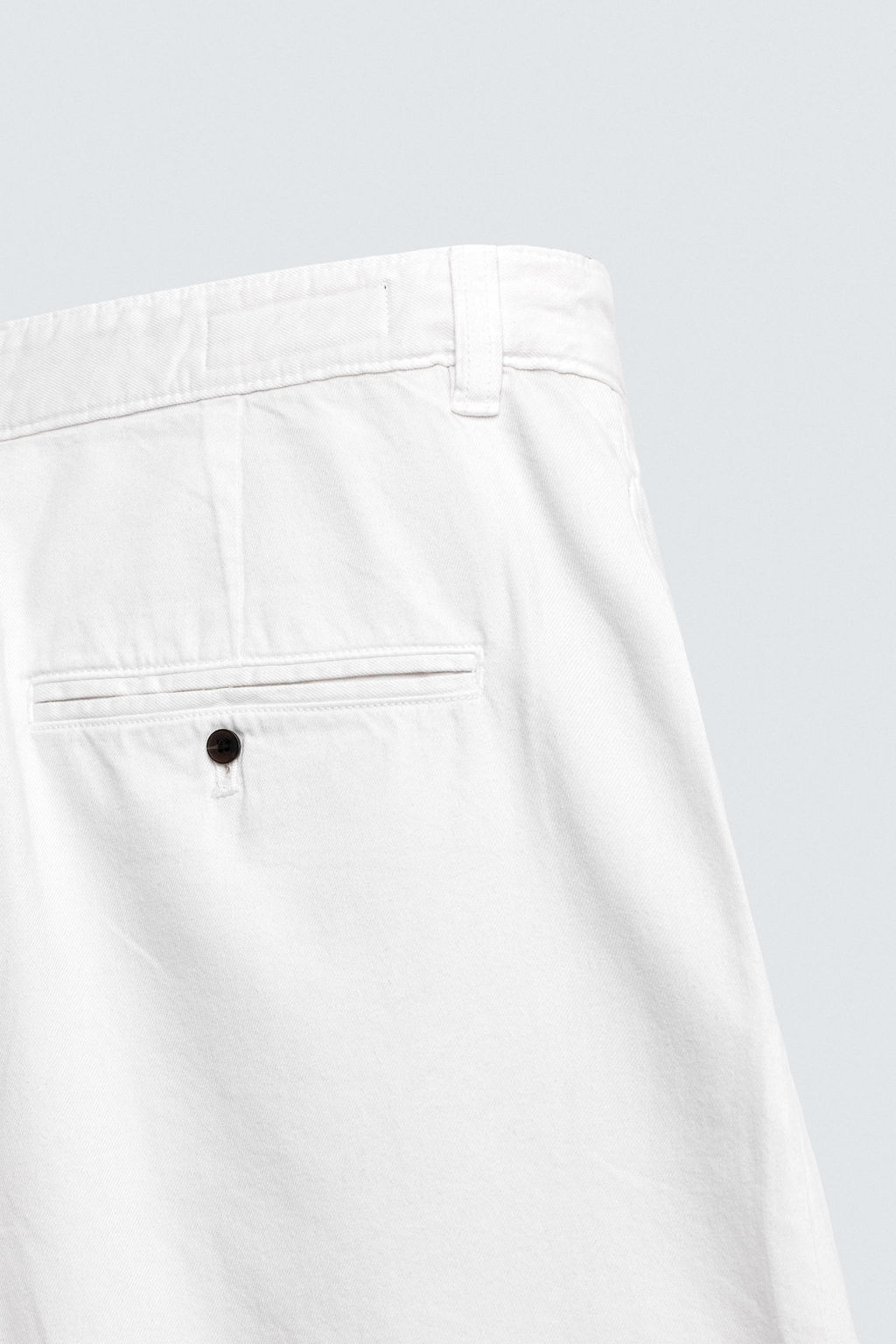 BERMUDA RELAXED FIT PLIEGUES / Crudo