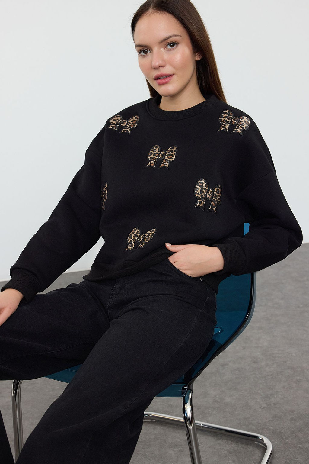 TRENDYOLMILLA Siyah Regular/Normal Kal?p Ici Polarl? Leopar Detayl? Kurdele Nak?sl? Orme Sweatshirt TWOAW25SW00307 фото 2