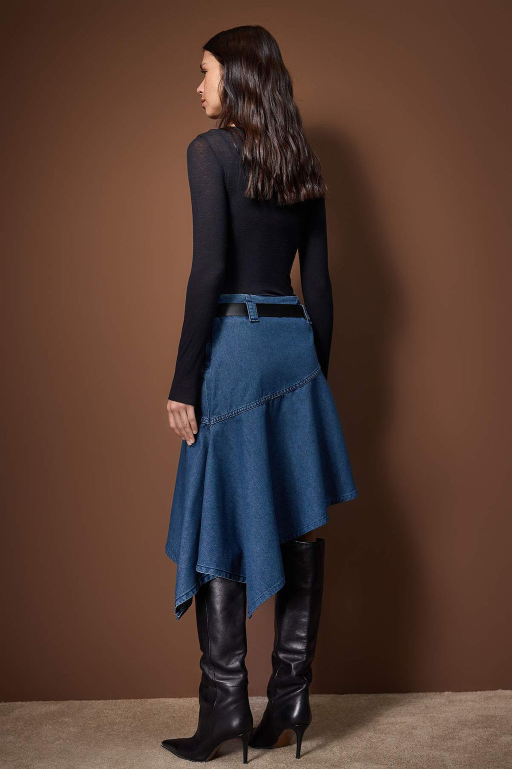 Wardrobe Essentials Siyah Kemerli Asimetrik Midi Denim Etek TWOAW26ET00076 - Trendyolmilla фото 8
