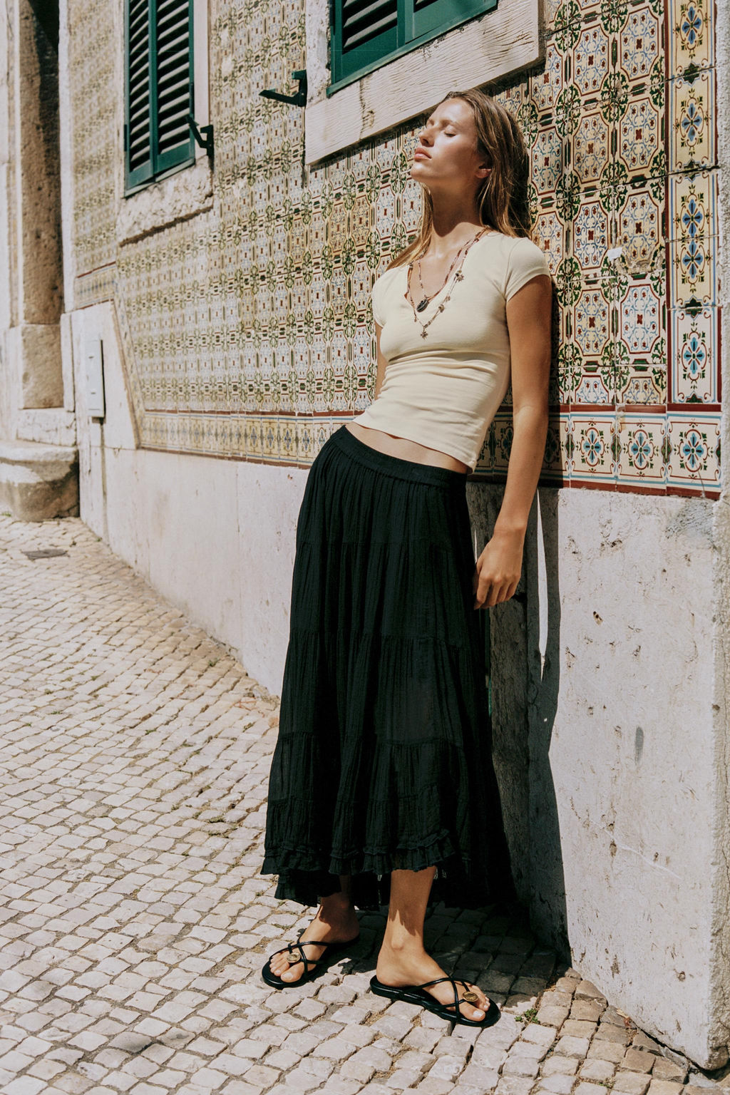 FALDA MIDI ASIM?TRICA / Negro