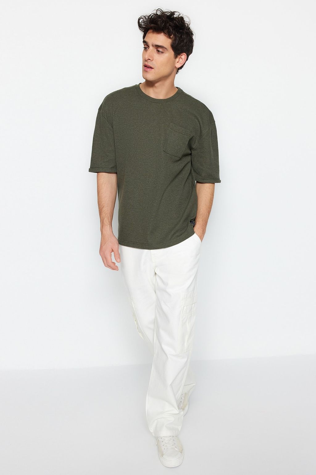 TRENDYOL MAN Siyah Oversize/Genis Kesim K?sa Kol Cepli Etiket Detayl? T-Shirt TMNSS23TS00077 - Trendyolmilla фото 9