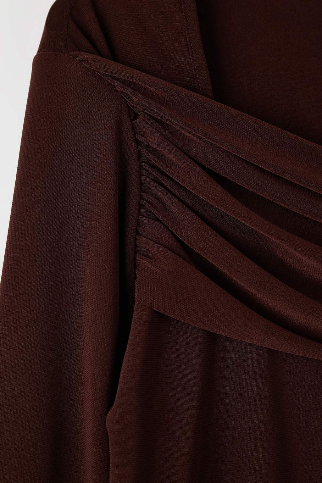 Kahverengi Aksesuar ve Cut Out Detayl? Vucuda Oturan Esnek Orme Bluz TWOAW26BZ00087