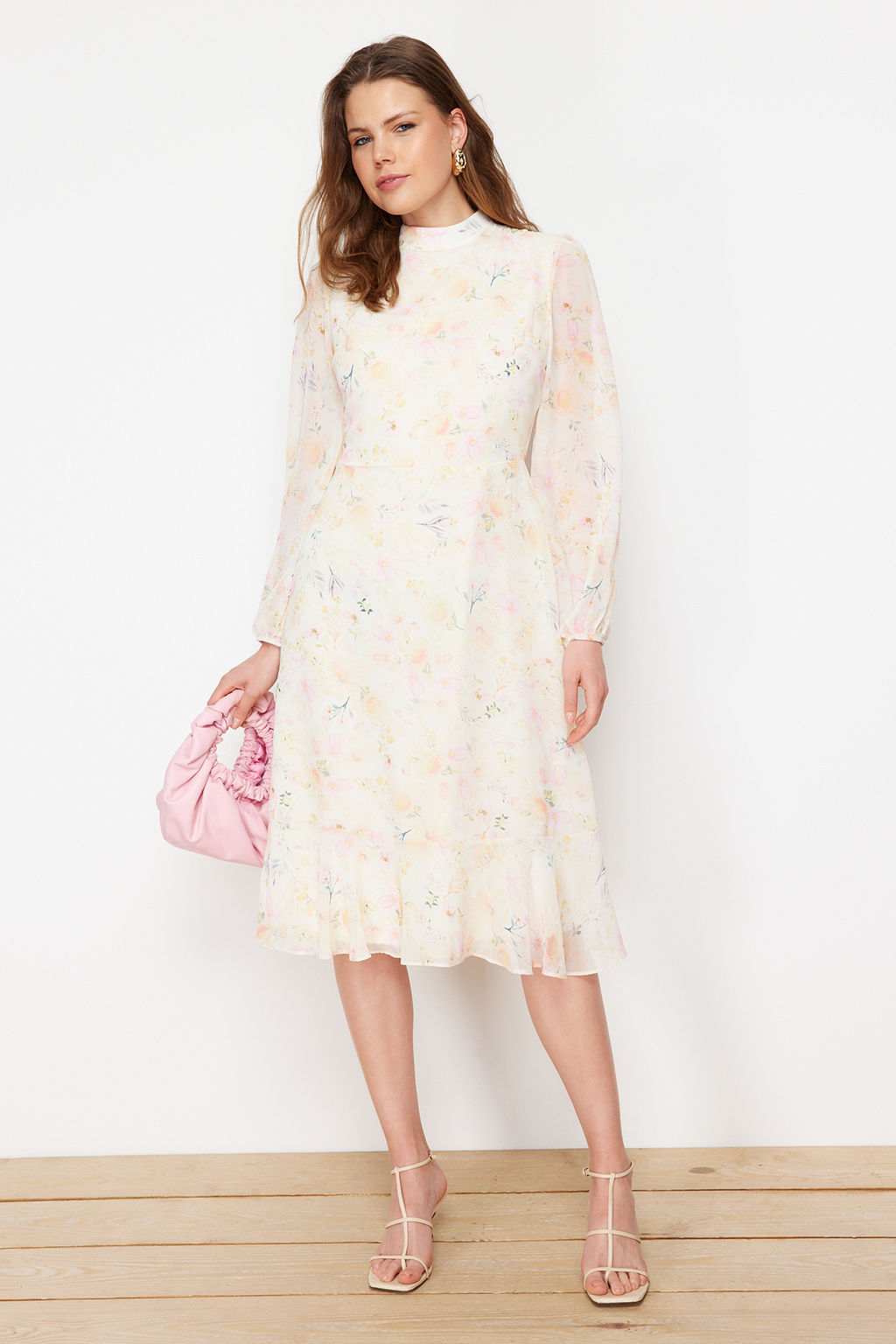 TRENDYOLMILLA Camel Dik Yakal? Etegi Volanl? Sifon Dokuma K?sl?k Elbise TWOAW20EL1313 фото 43