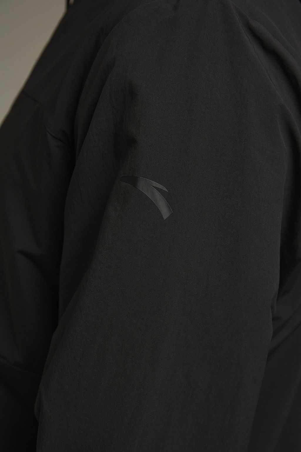 Ветровка Черный TRN ESSENTIAL Woven Track Top - Anta фото 7