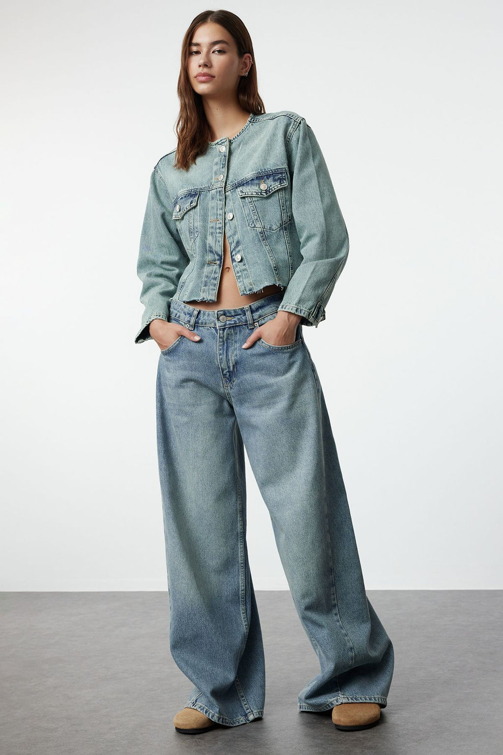 Mavi Soluk Efekt Vintage Yaka Detayl? Crop Denim Ceket TWOAW25CE00004 - Trendyolmilla фото 2