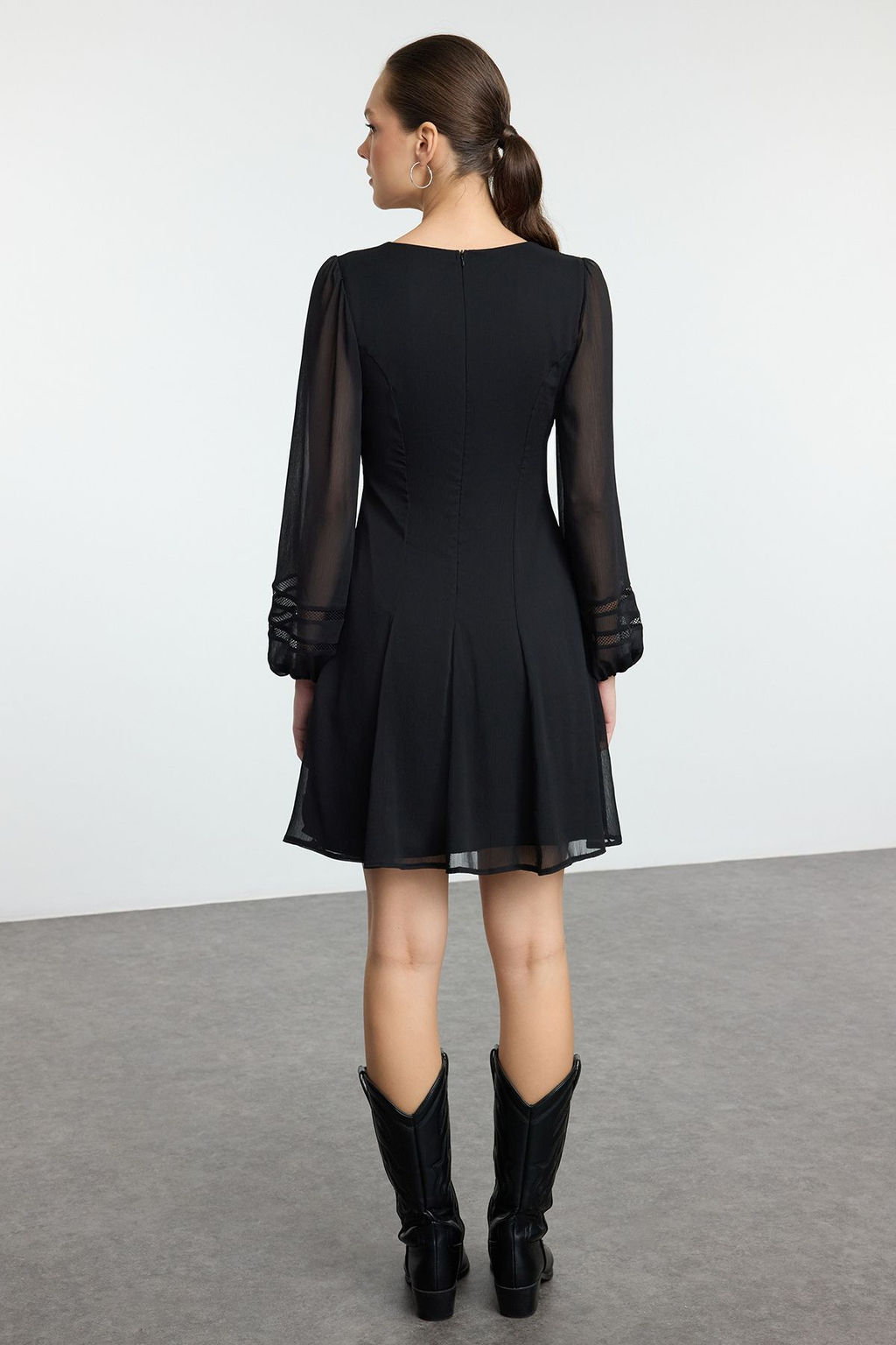 TRENDYOLMILLA Siyah A Kesim V Yaka Aksesuar Detayl? Sifon Astarl? Mini Dokuma Elbise TWOSS24EL01099 фото 5