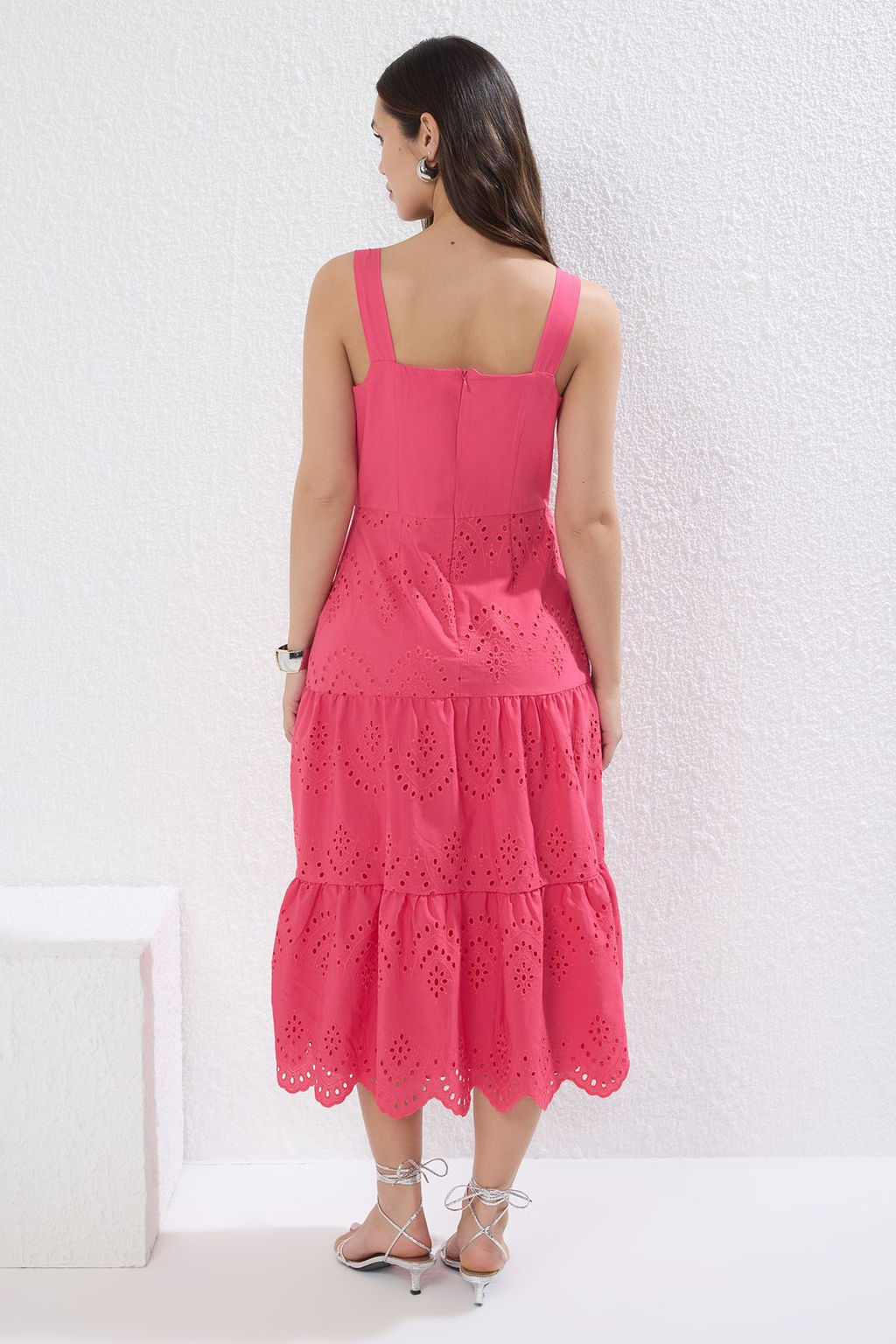 TRENDYOLMILLA Beyaz Belden Ac?lan Midi Astarl? Brode Dokuma Elbise TWOSS23EL00156 фото 12