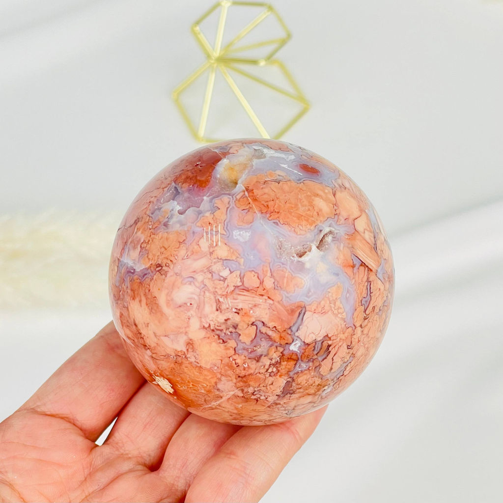 Шар из розового цветочного Агата на подставке