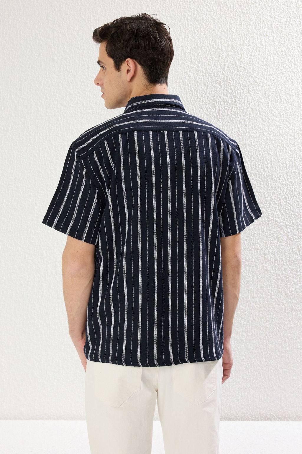 TRENDYOL MAN Lacivert Oversize Fit K?sa Kollu Cizgili Etamin Yazl?k Gomlek TMNSS25GO00012 - Trendyolmilla фото 6