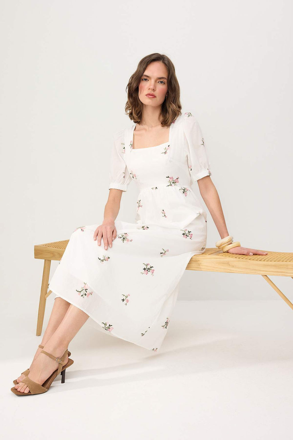 Beyaz Cicek Nak?sl? S?rt Dekolteli Pamuklu Midi Elbise TWOSS26EL01018