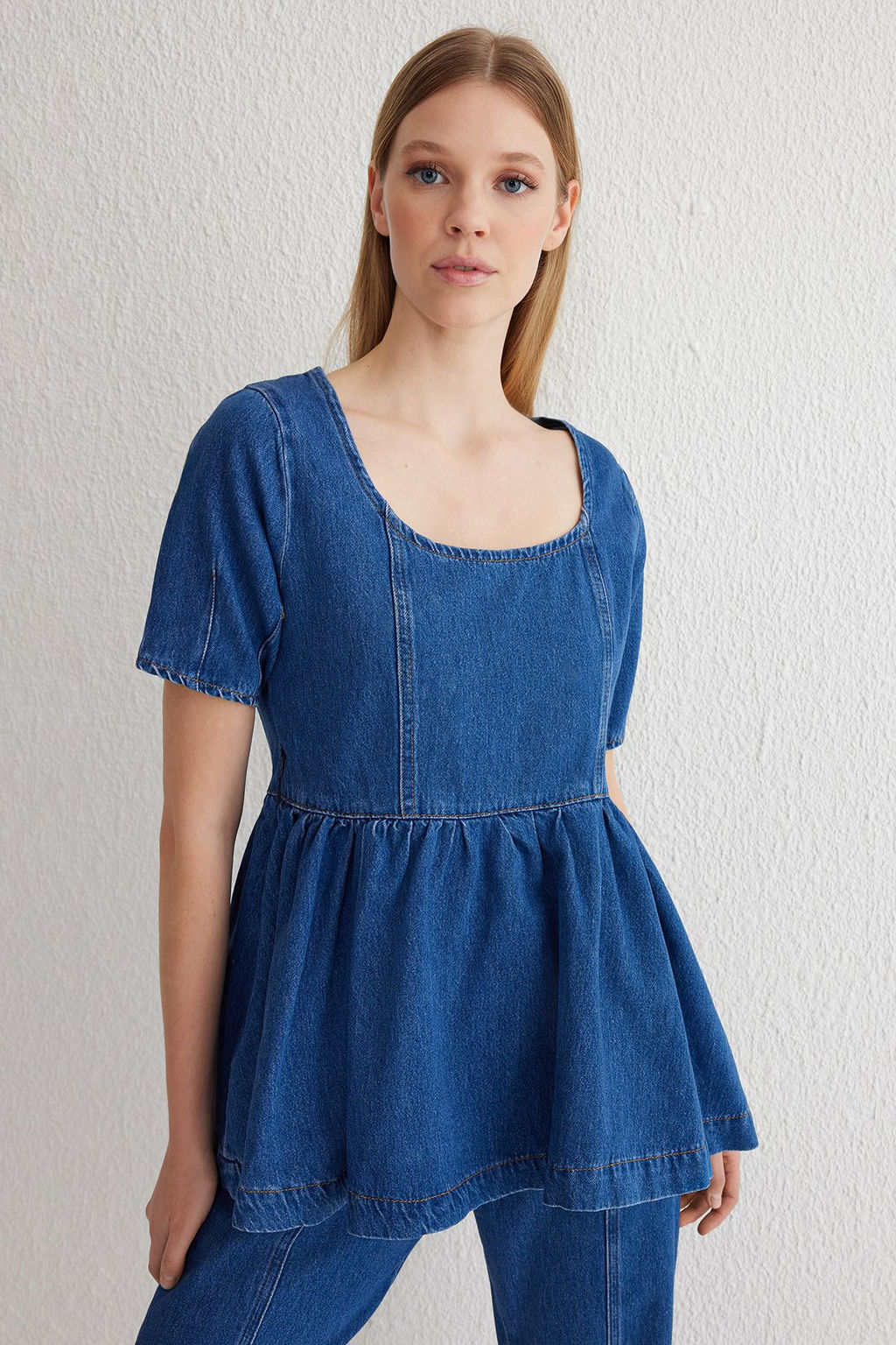 Trendyolmilla Mavi Dikis Detayl? Volanl? Denim Bluz TWOSS25BZ00001