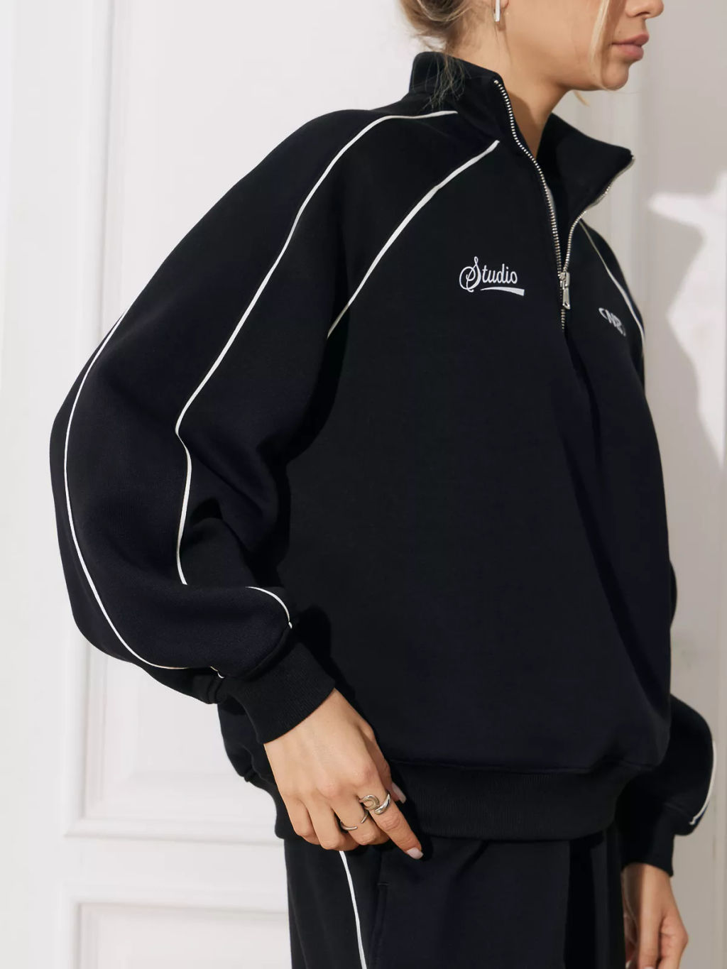 Свитшот с декоративным кантами