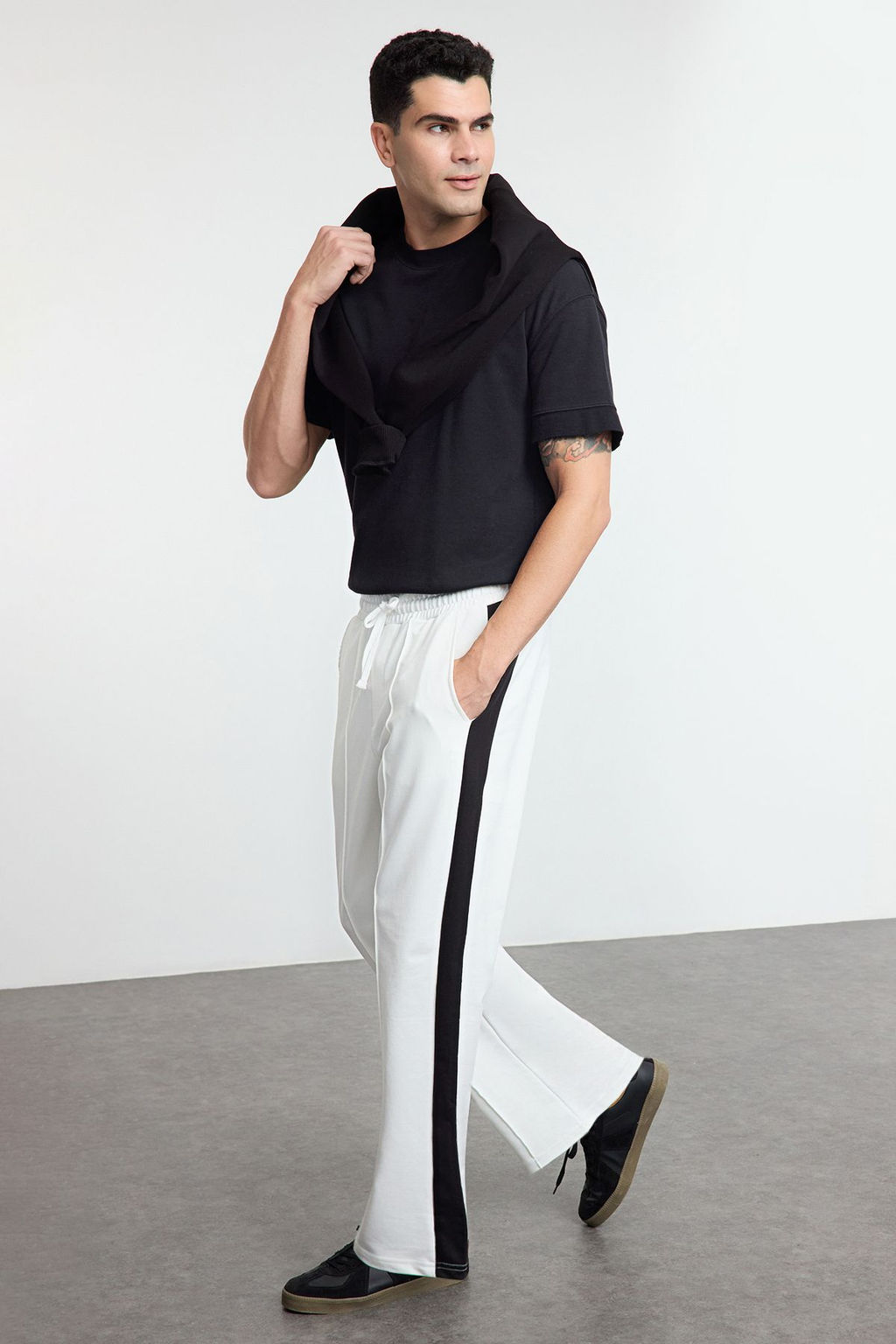TRENDYOL MAN Siyah Oversize/Genis Kesim Ac?k Paca Renk Bloklu Esofman Alt? TMNAW25EA00006 - Trendyolmilla фото 9