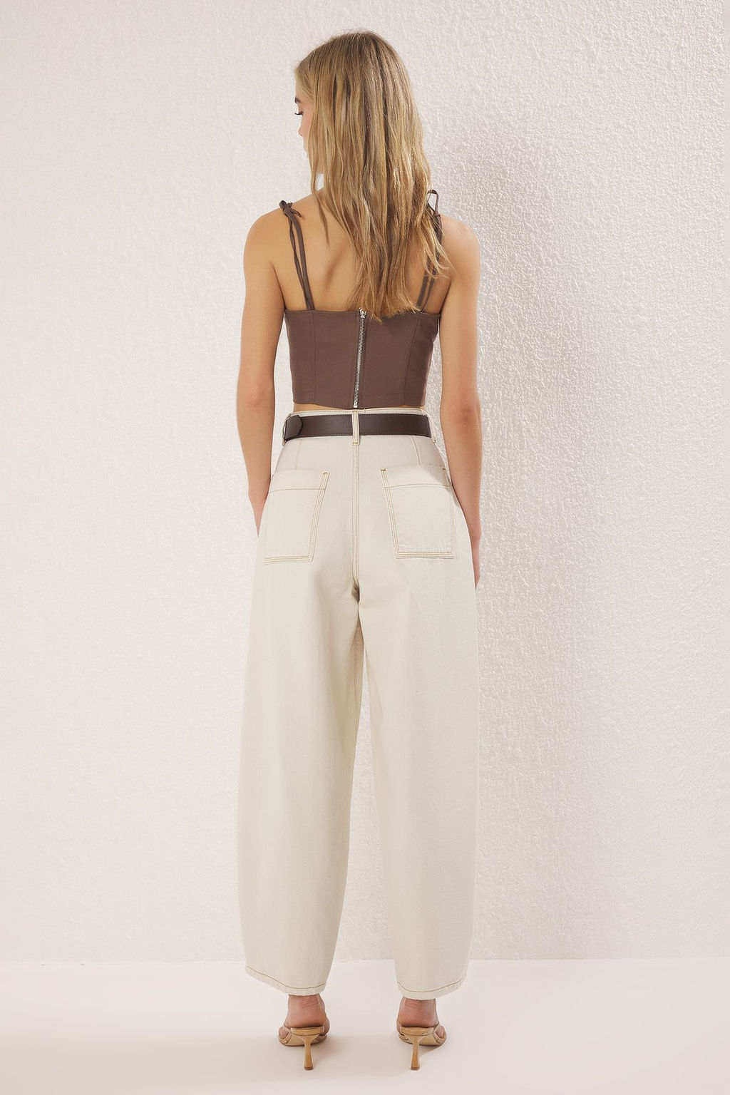 TRENDYOLMILLA Koyu Mavi Kahverengi Kemerli Dikis Detayl? Yuksek Bel Barrel Balon Jeans TWOSS25JE00182  фото 9