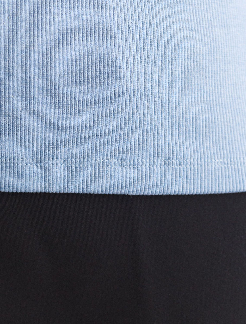 Футболка из плотного трикотажа в рубчик с V-образным вырезом