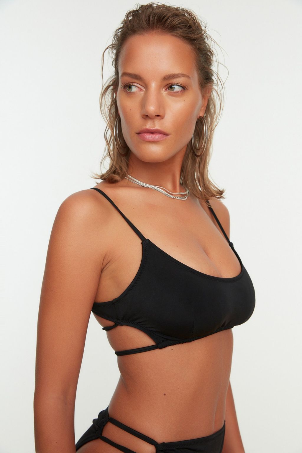 Siyah Bralette Cut Out/Pencereli Bikini Ustu TBESS22BU0034