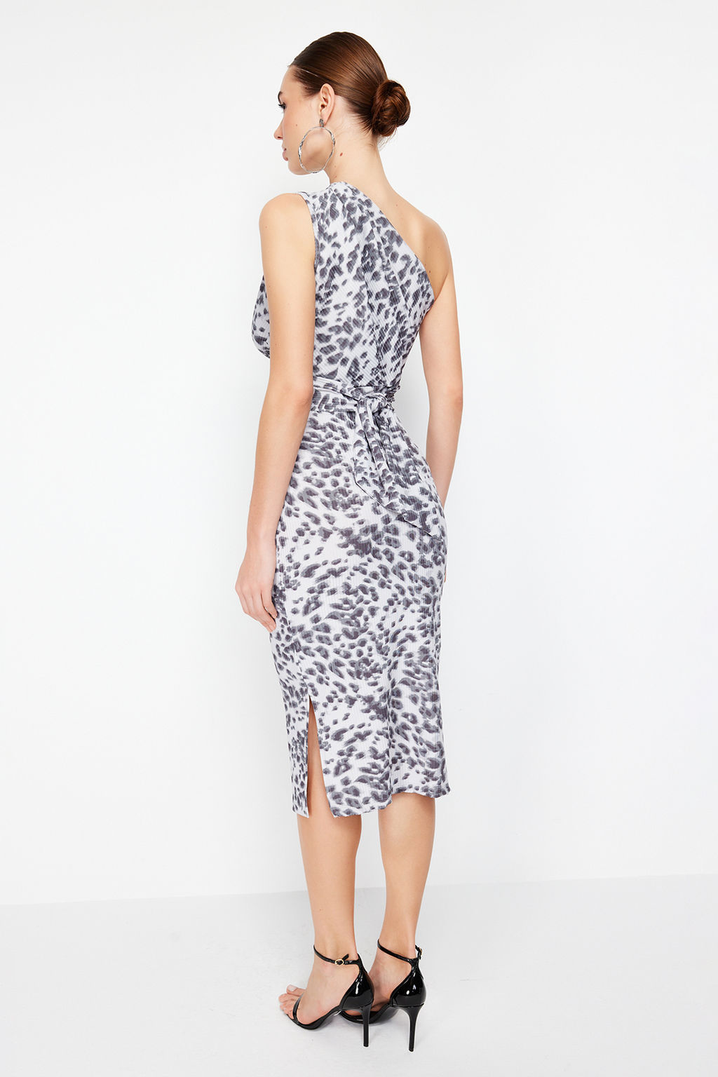 Gri Leopar Vucuda Oturan Tek Omuz Asimetrik Buzgu Detayl? Orme Midi Kalem Elbise TWOSS23EL02182