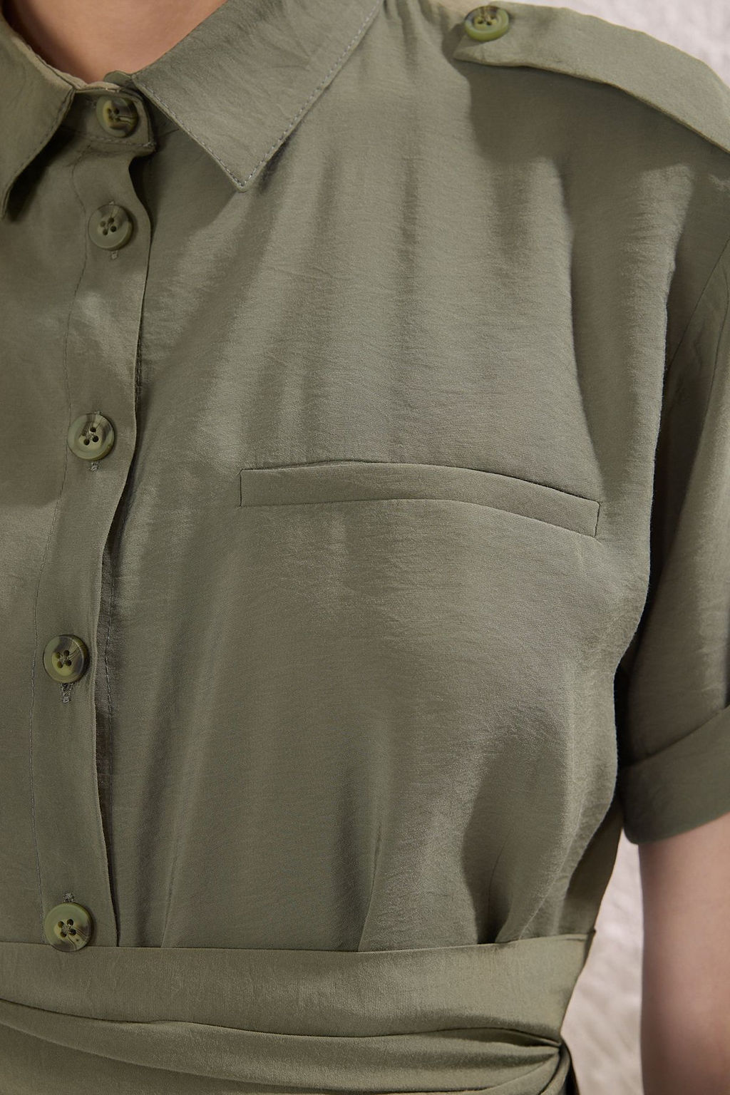 Trendyolmilla Haki Beli Kusak Detayl? Fitted Gomlek TWOSS25GO00166 фото 4