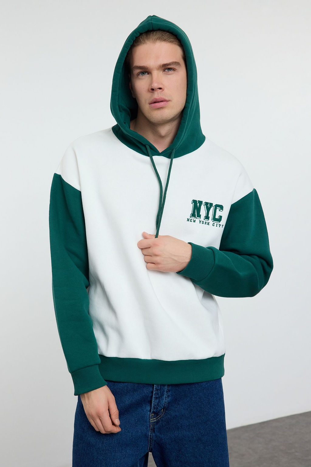 TRENDYOL MAN Ekru Oversize/Genis Kesim Renk Bloklu Sehir Nak?sl? Ici Polar Kapusonlu Sweatshirt TMNAW25SW00028 - Trendyolmilla фото 2