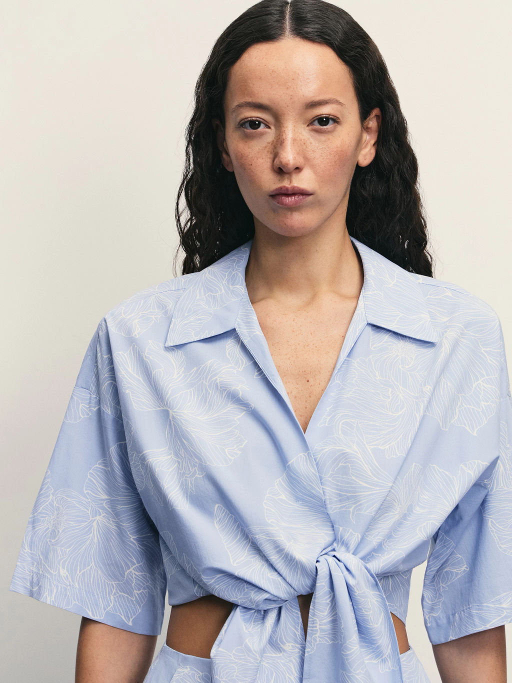 Укороченная рубашка с цветочным принтом / Zarina  фото 6