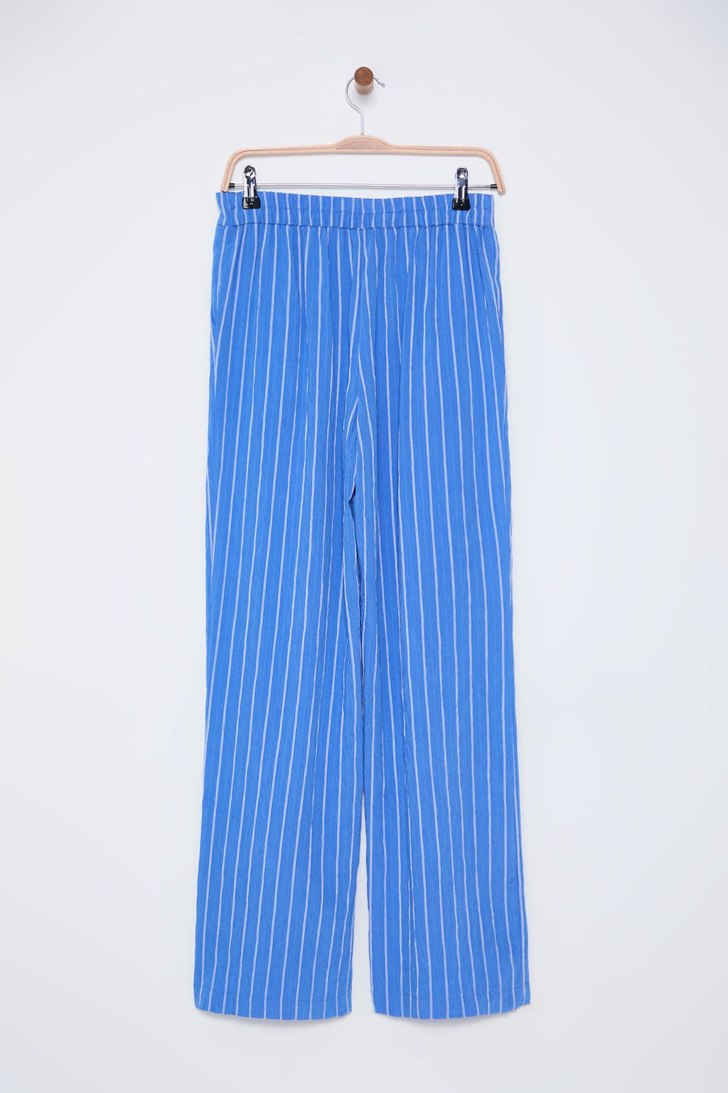 TRENDYOLMILLA Mavi Cizgili Crinkle Normal Bel Wide Leg/Genis Paca Dokuma Pantolon TWOSS25PL00017  фото 7