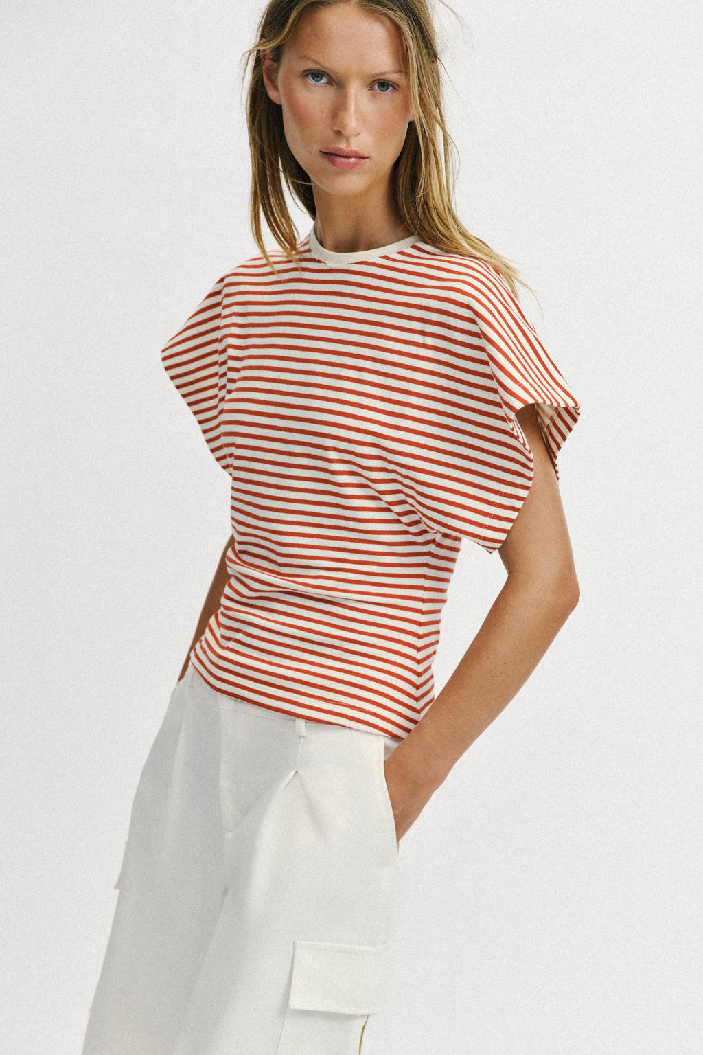 CAMISETA ENTALLADA RAYAS / Raya Roja