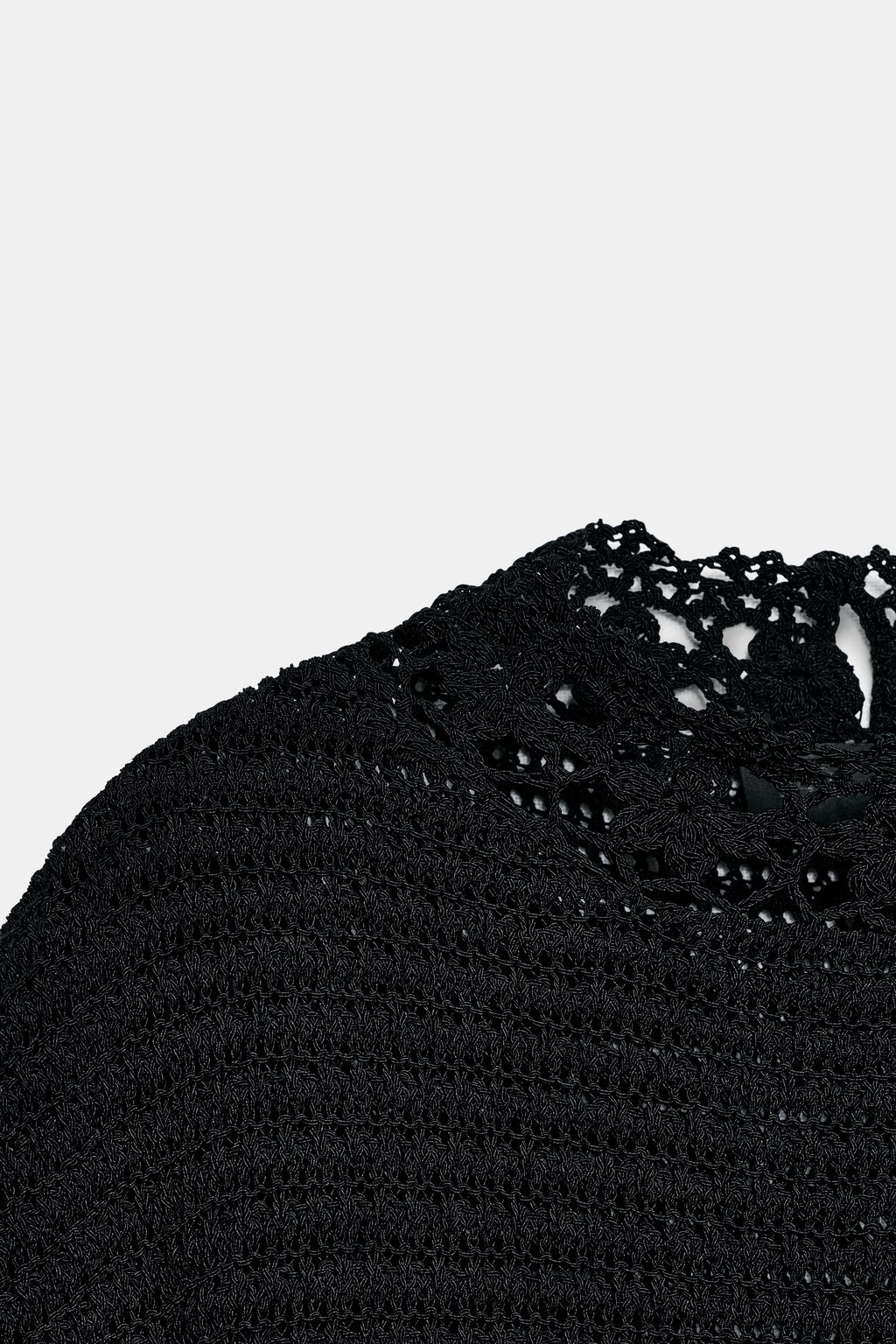 TOP PUNTO CUELLO SUBIDO FLORES / Negro