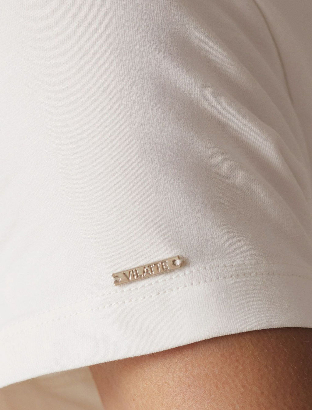 Базовая футболка полуприлегающая из премиального хлопка с эластаном