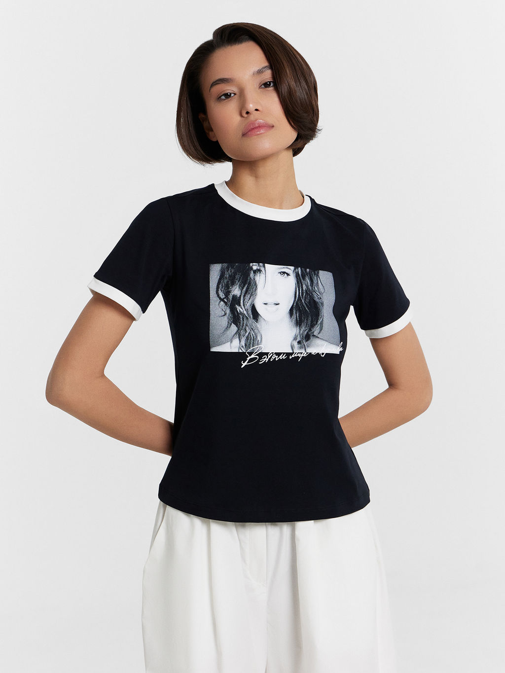 Футболка Mark Formelle x Ольга Бузова черная с принтом и надписью "В этом мире я красива"