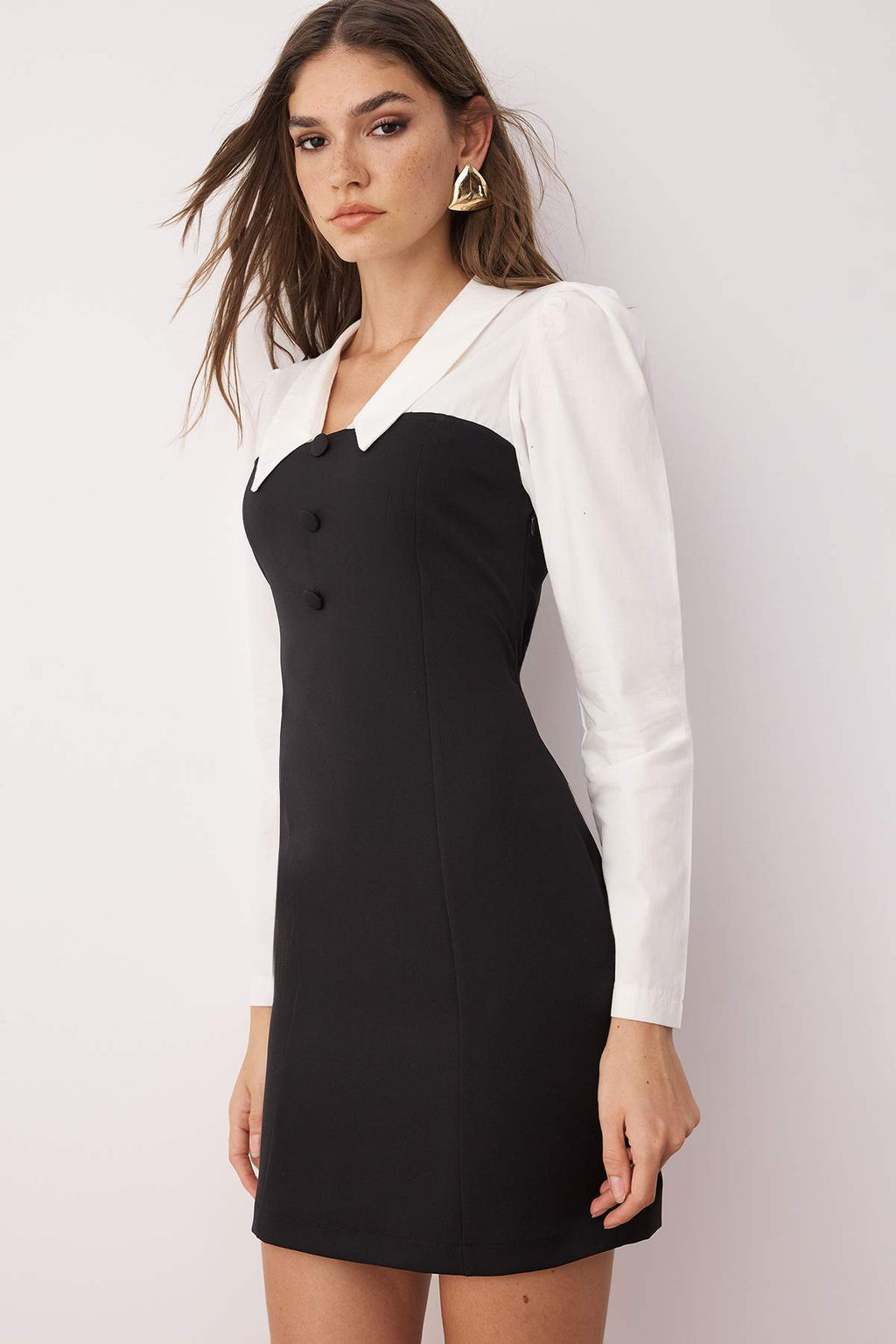 TRENDYOLMILLA Siyah Vucudu Saran Gomlek Yaka Mini Dokuma Elbise TWOAW23EL00611 фото 2