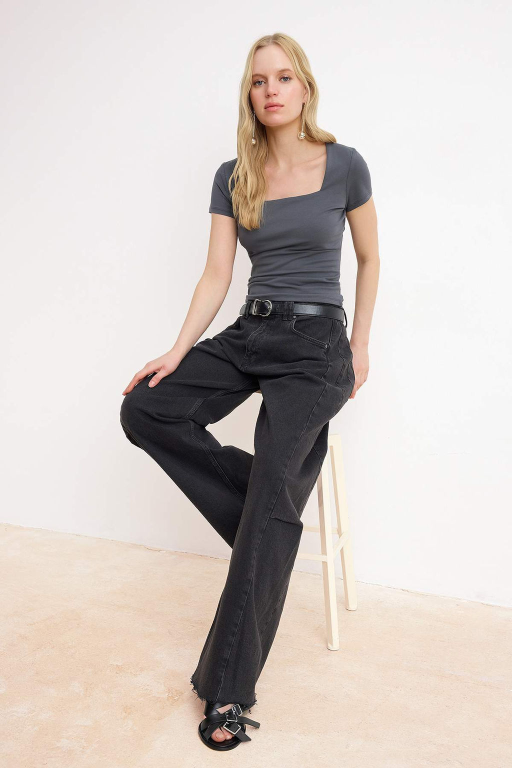 Antrasit Kare Yaka Fitted/Vucuda Oturan Orme Bluz TWOSS25BZ00378