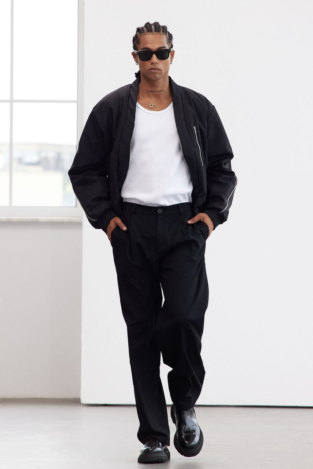 TRENDYOL MAN Limited Edition Siyah Oversize Fit Fermuar Detayl? V Yaka K?sl?k Mont TMNAW25MO00035