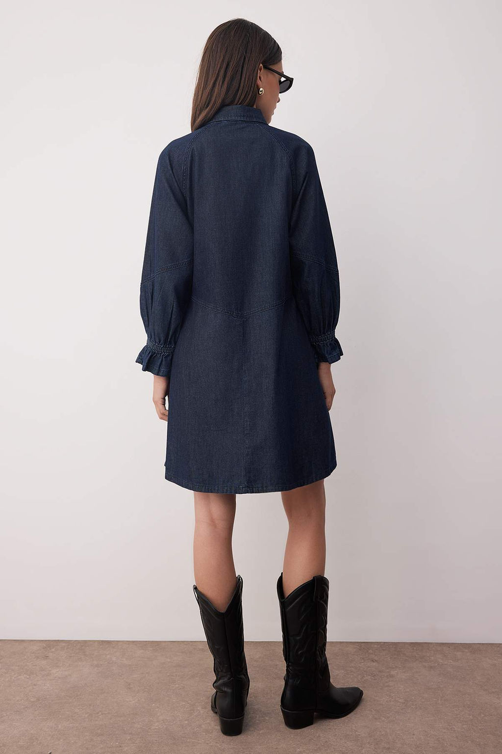 Koyu Mavi Pileli Kol Detayl? Mini Denim Gomlek Elbise TWOAW26EL00035 - Trendyolmilla фото 4