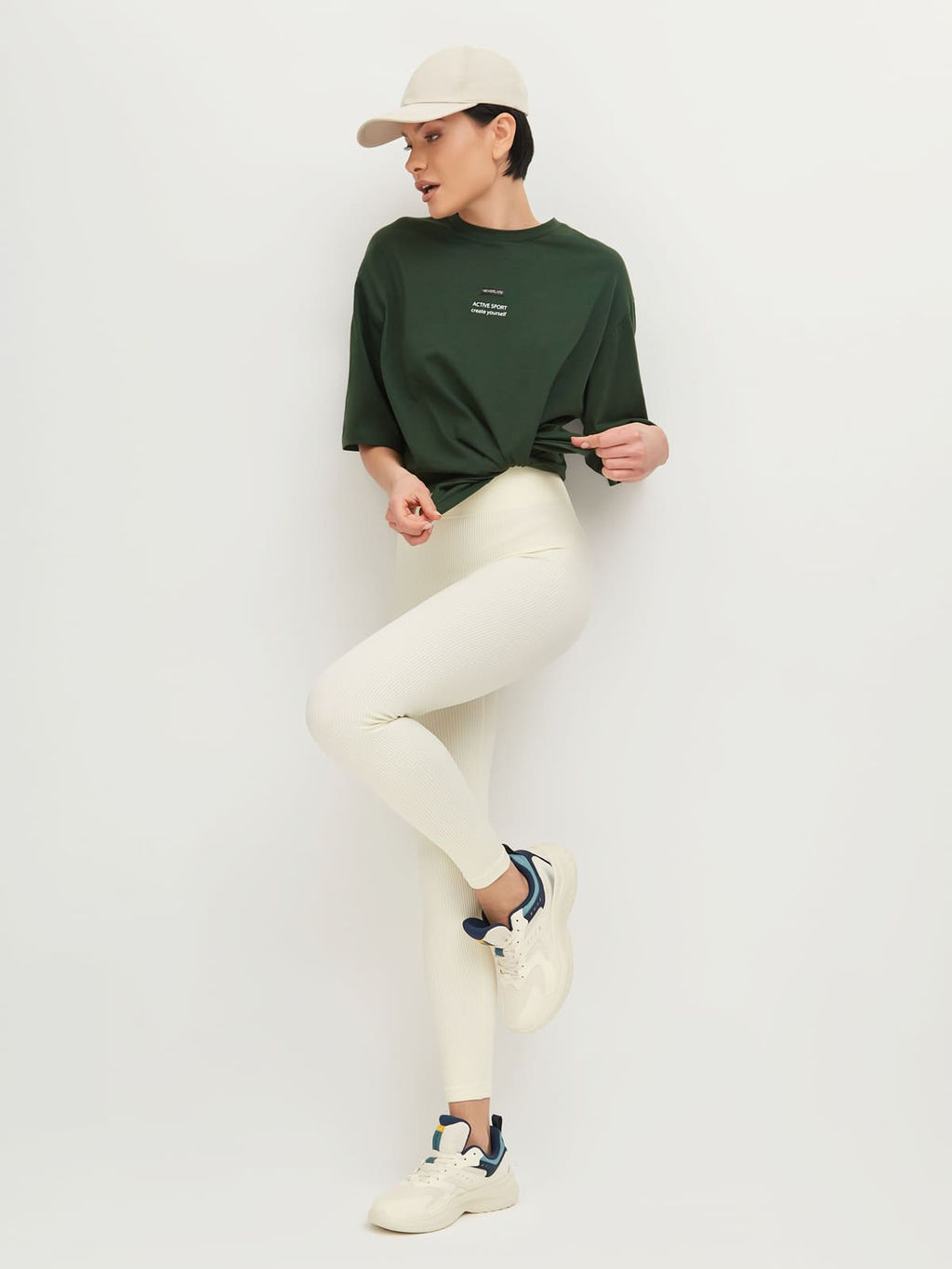 Футболка прямого силуэта с разрезом