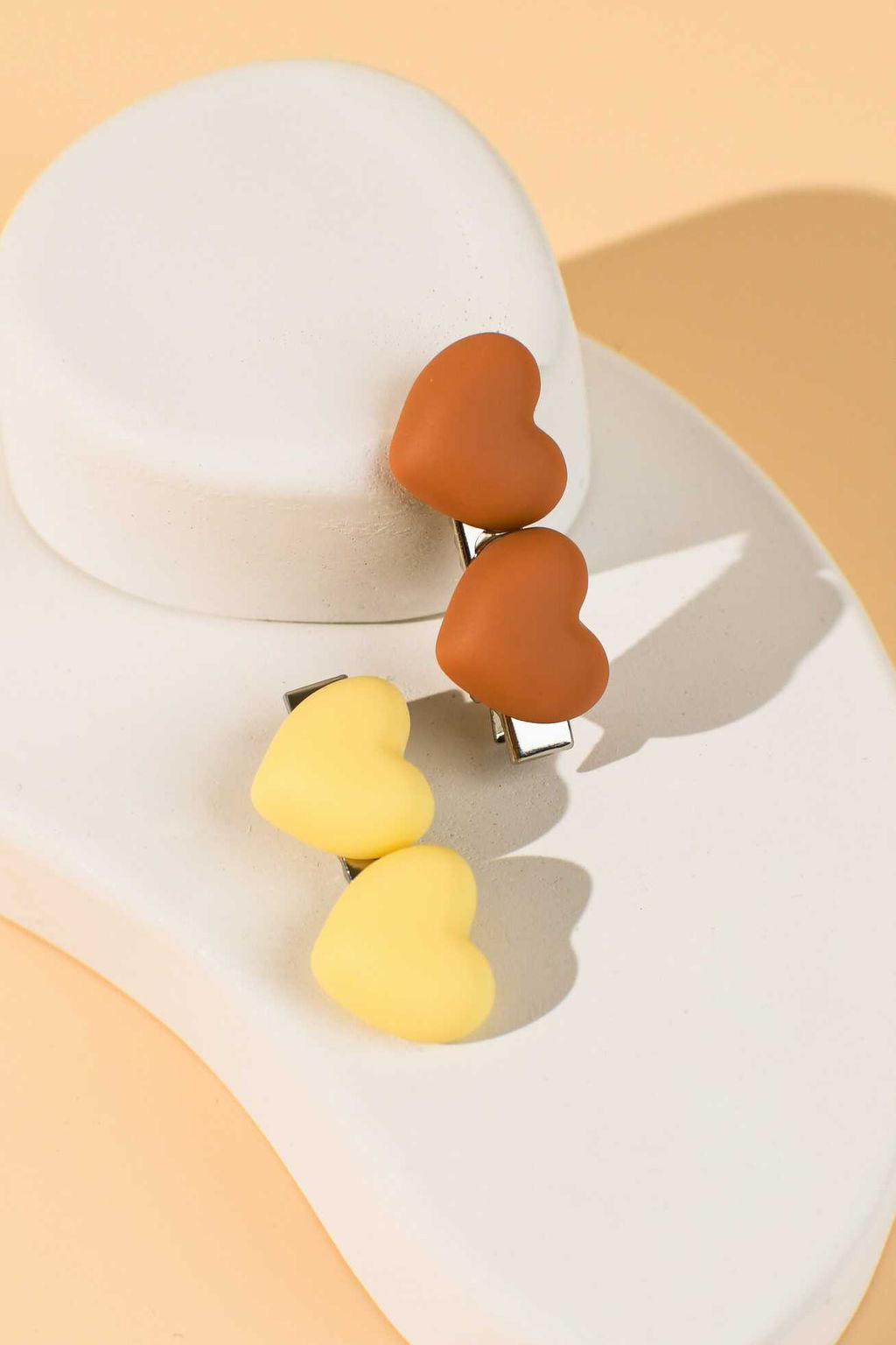 Набор заколок для волос зажим, арт. 71783 / 10 СЕРДЕЧКИ (в наборе: 2шт., 4 см, черный металл, полиметилметакрилат, цвет: коричневый, молочный, подложка из мелованного картона + ПЭТ-пакет с европодвесом)