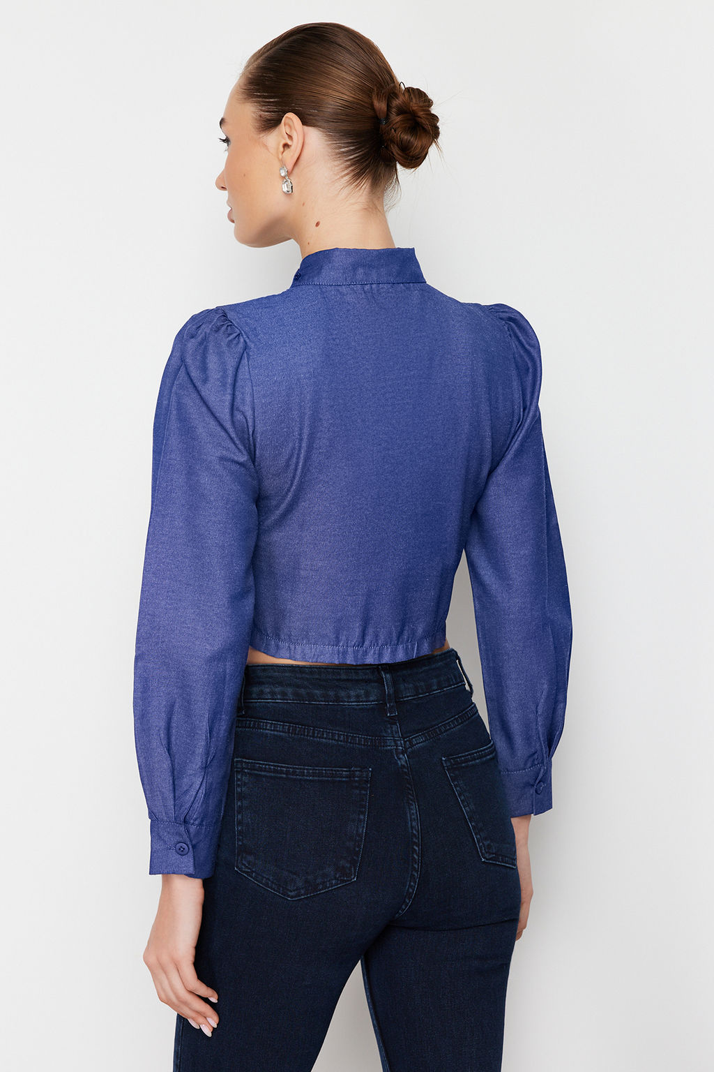 Indigo Denim Gorunumlu Tasl? Fitted Bele Oturan Dokuma Gomlek TWOSS24GO00067