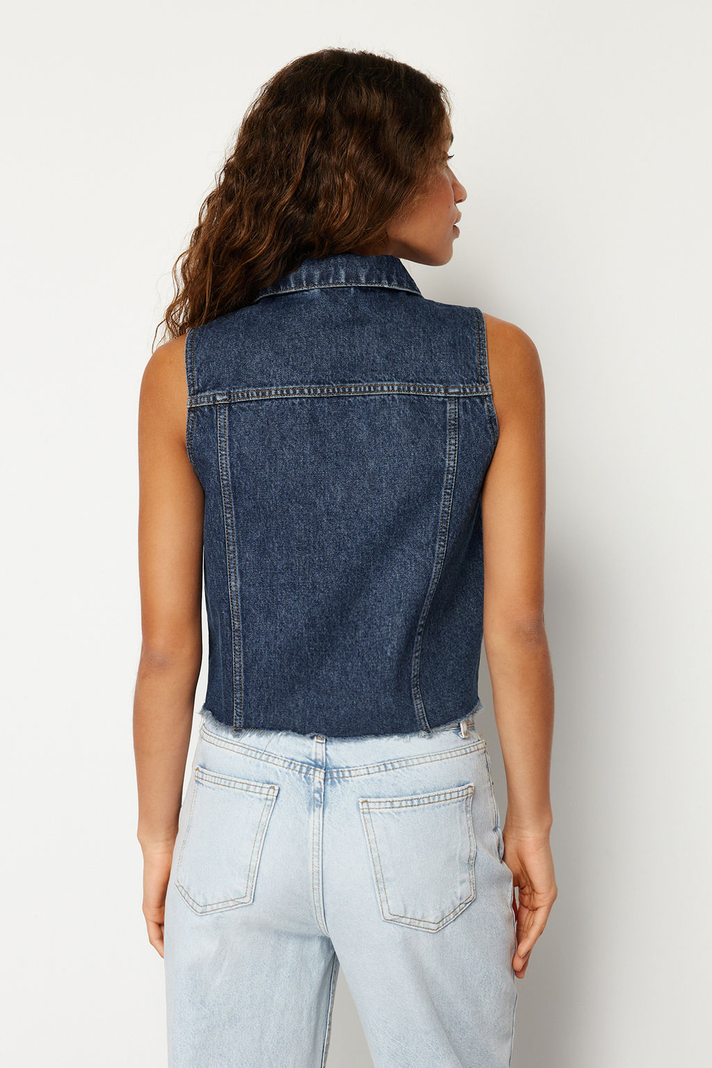 TRENDYOLMILLA Koyu Mavi More Sustainable Crop Denim Yelek TWOSS24YE00029  фото 6