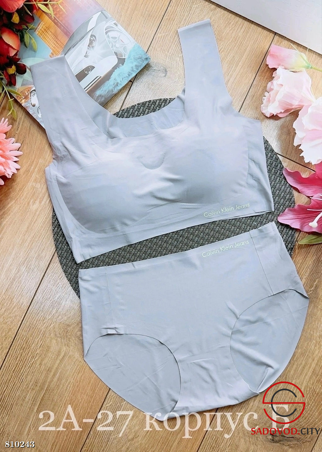 Комплект белья с женским топом и трусами